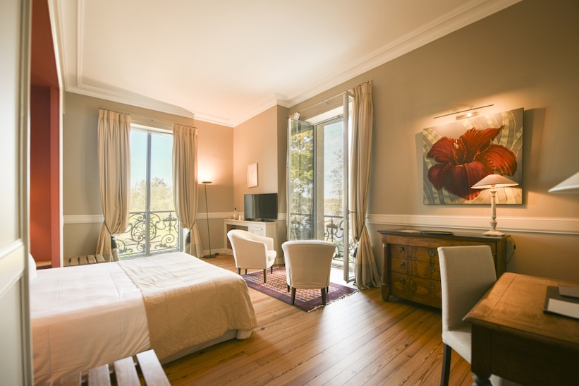 Chambre supérieure 4* du Château avec vue sur la Garonne