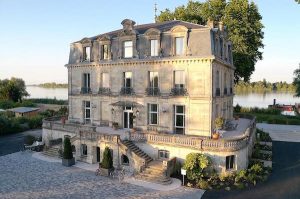 Lire la suite à propos de l’article Organiser une soirée d&rsquo;entreprise mémorable à Bordeaux : les clés d&rsquo;un événement réussi au bord de l&rsquo;eau